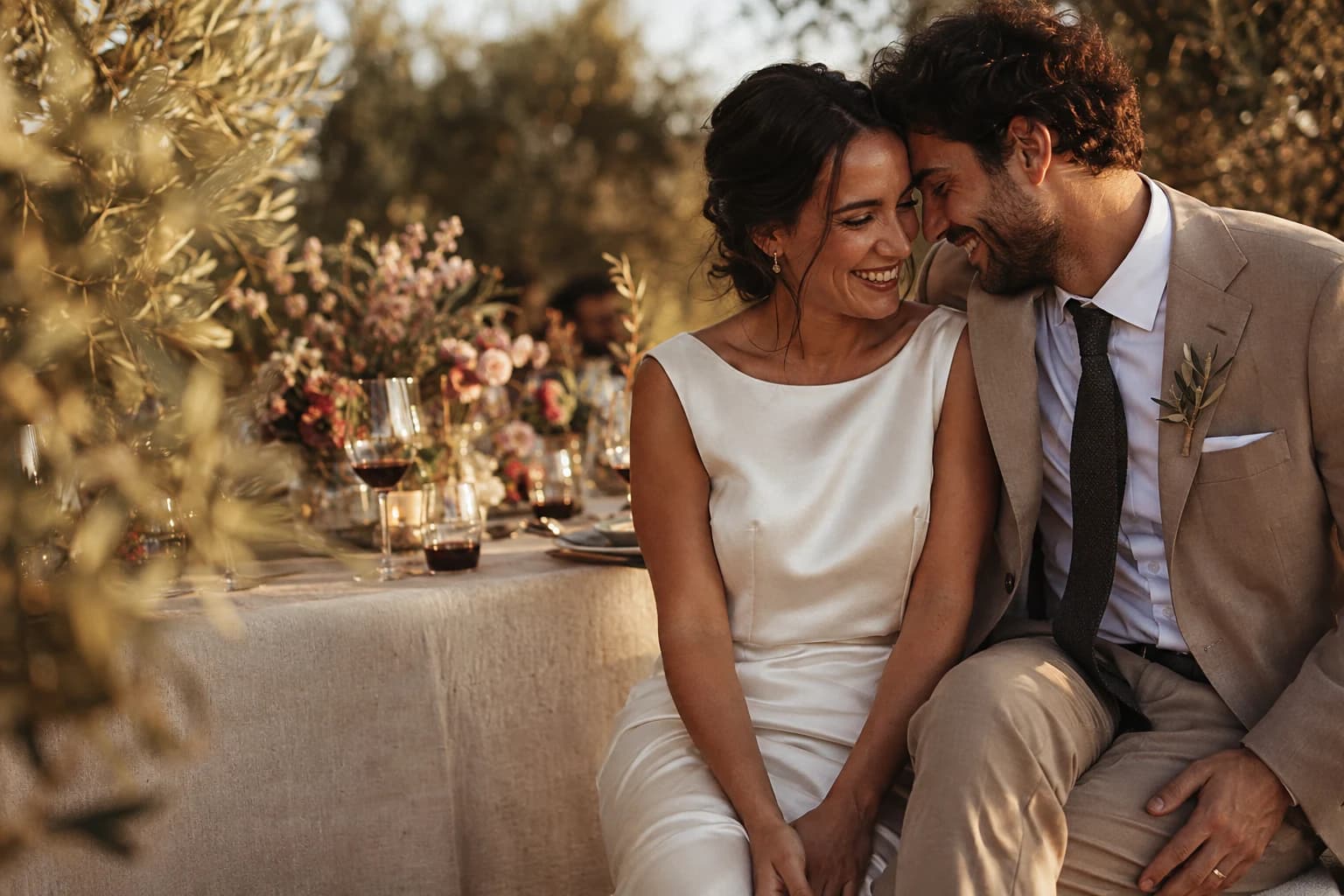 Imagen editorial de una pareja celebrando su boda entre olivos
