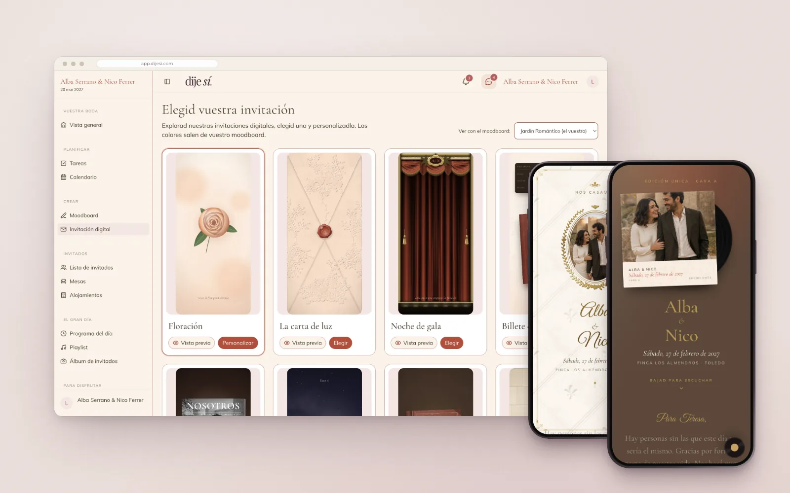 Galería de invitaciones digitales en el ordenador y dos invitaciones abiertas en el móvil
